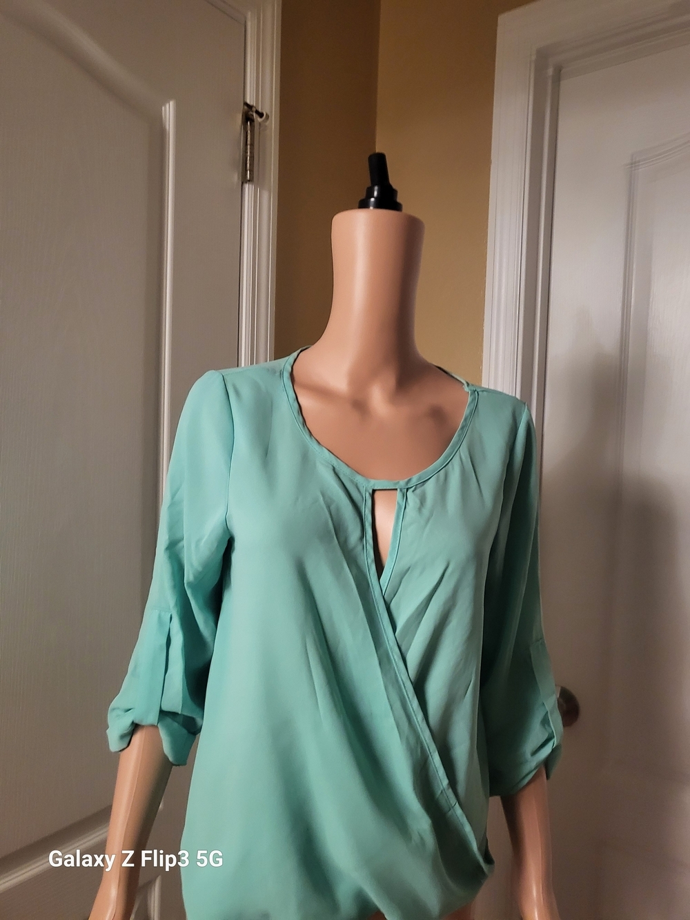 rue21 Mint Green Faux Wrap Blouse Keyhole Neck Medium Pre-owned